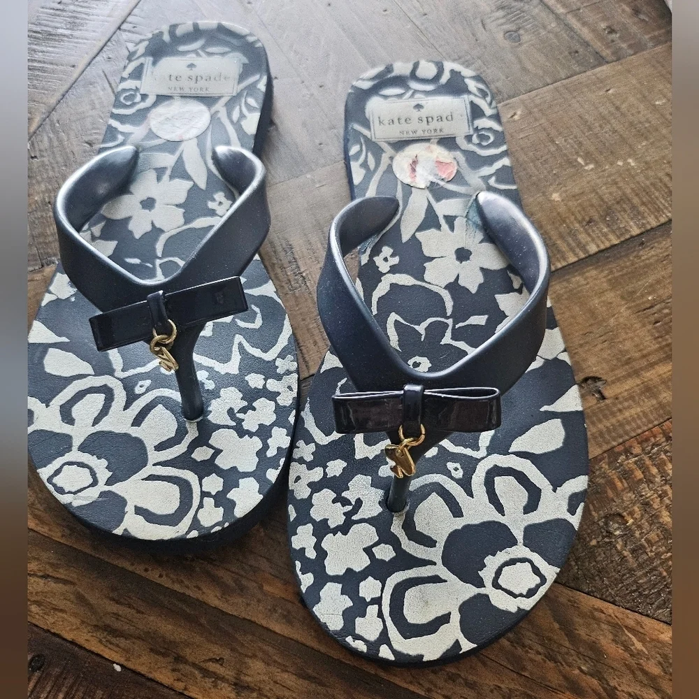 Kate Spade Women's Bow Floral Flip Flops with Gold Spade charm Sandals size 6.